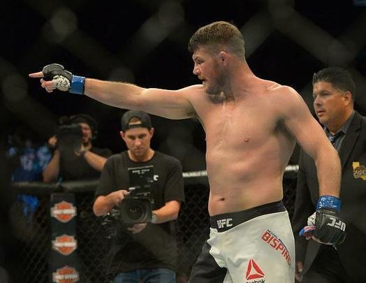 Considerado azarão na luta principal do UFC 199, em Los Angeles, Michael Bisping surpreende Luke Rockhold e conquista o cinturão do peso médio, com nocaute arrasador no primeiro round