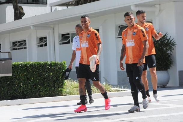 Treino do Atltico nesta segunda-feira, na Cidade do Galo, contou com a volta do meia  Juan Cazares. Direo no chegou a acordo para vend-lo a clube saudita. Tcnico Rafael Dudamel relacionou 23 jogadores para a viagem a Santa Fe, local da estreia na Sul-Americana, quinta-feira, contra o Unin-ARG. Jogador equatoriano ficou fora da lista.