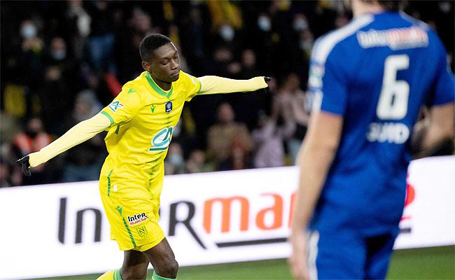 Congolês Randal Kolo celebra o gol que fechou o placar na vitória do Nantes em casa