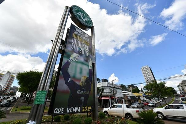 Chapec amanheceu arrasada: milhares de pessoas foram  Arena Cond chorar a morte de 71 pessoas na queda do avio que levava a Chapecoense a Medelln para a final da Copa Sul-Americana. Dia foi de oraes para a vtimas e os seis sobreviventes, dentre eles trs atletas: o goleiro Follmann, o zagueiro Neto e o lateral Alan Ruschel. Cidade do Oeste de Santa Catarina est de luto.