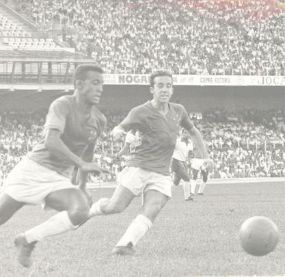 Dirceu Lopes (esq) e Tosto esto na lista dos maiores jogadores da histria do Cruzeiro e peas fundamentais no ttulo nacional de 1966. Eles estiveram em campo nas finais histricas contra o Santos. O Cruzeiro venceu por 6 a 2 no Mineiro e 3 a 2 no Pacaembu. 
