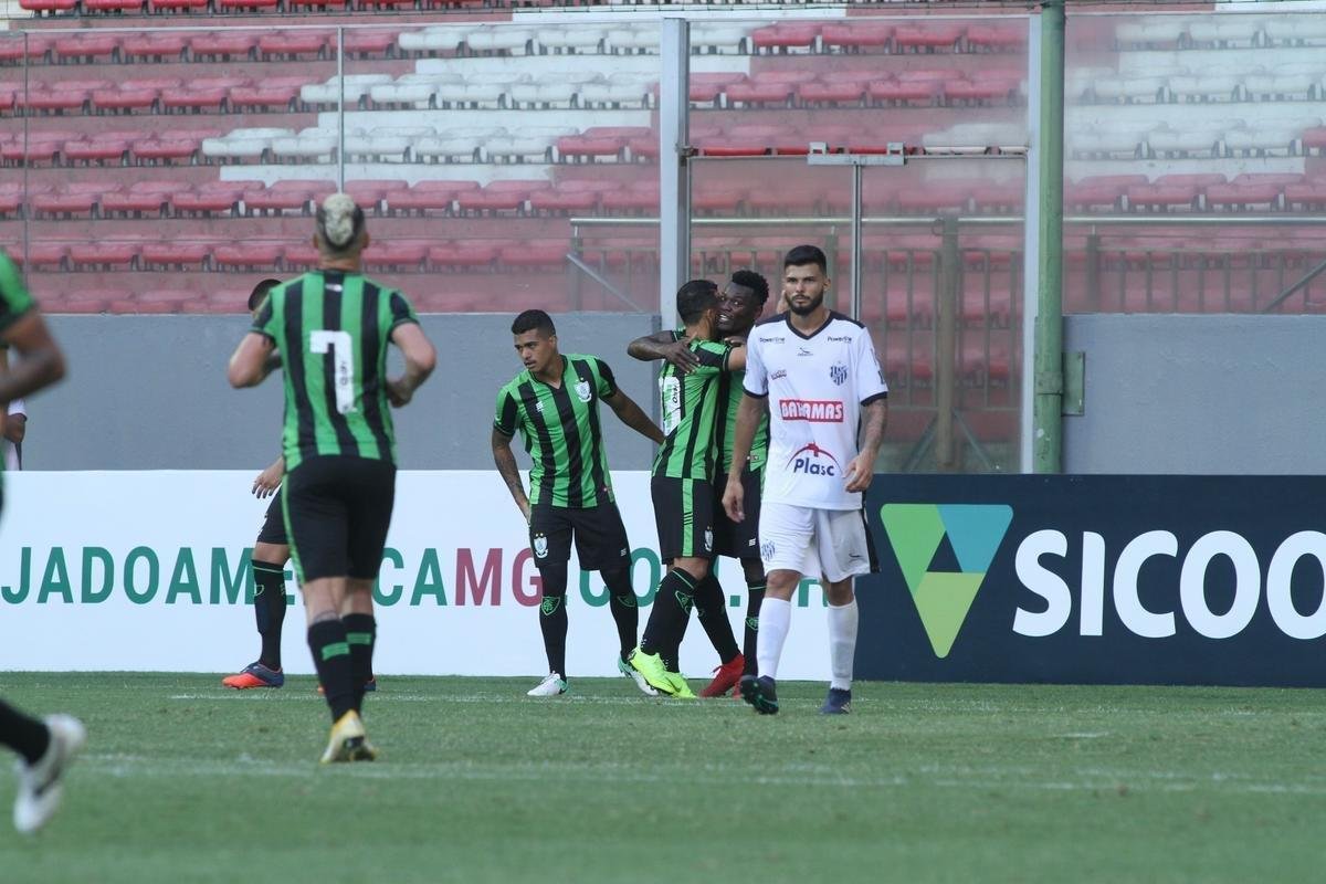 Lances da partida entre Amrica e Tupi. Coelho venceu no Independncia por 5 a 0