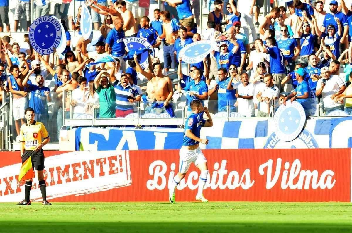 Imagens do primeiro tempo: Cruzeiro abriu o placar com um minuto de jogo, gol de Thiago Neves