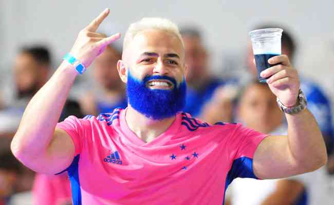Torcedor foi vestido com a nova camisa rosa do Cruzeiro e pintou a barba de azul