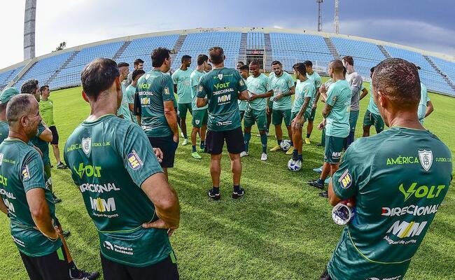 Amrica durante treino no Estdio Frei Epifnio D'Abadia em Imperariz - MA