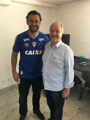 Atacante Fred posa com a camisa do Cruzeiro e com nova diretoria do clube celeste