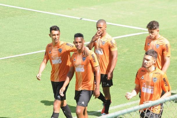 Treino do Atltico nesta segunda-feira, na Cidade do Galo, contou com a volta do meia  Juan Cazares. Direo no chegou a acordo para vend-lo a clube saudita. Tcnico Rafael Dudamel relacionou 23 jogadores para a viagem a Santa Fe, local da estreia na Sul-Americana, quinta-feira, contra o Unin-ARG. Jogador equatoriano ficou fora da lista.