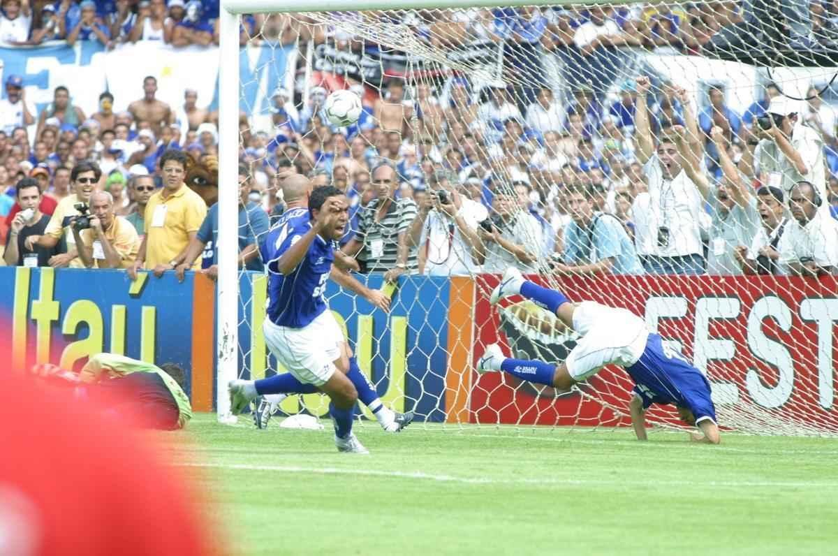 Em 30 de novembro de 2003, Cruzeiro derrotou o Paysandu por 2 a 1, no Mineiro, pela 44 rodada, e confirmou o ttulo brasileiro de forma antecipada. Zinho, no primeiro tempo, e Mota, no segundo, marcaram os gols celestes. Aldrovani descontou para o Papo. Depois do apito final, uma grande festa tomou conta do gramado e das arquibancadas. 