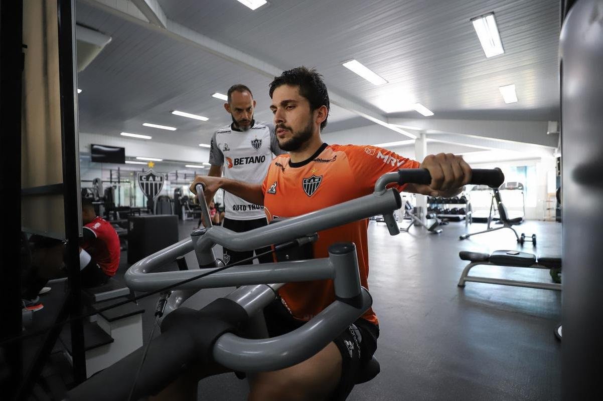 Nesta tera-feira (18), o Atltico realizou o segundo dia de trabalhos na pr-temporada 2022. Novamente com trabalhos fsicos, os atletas fizeram atividades na academia e tambm de corrida nos campos da Cidade do Galo, em Vespasiano. Ausncia, o atacante Jefferson Savarino busca solucionar burocracias para retornar da Venezuela e se juntar ao grupo alvinegro.