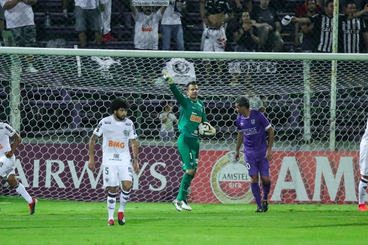 Imagens da partida entre Defensor e Atltico, em Montevidu, pela Libertadores