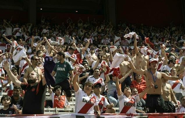 Torcedores do River Plate na final da Libertadores, contra o Boca Juniors, no Monumental de Nez