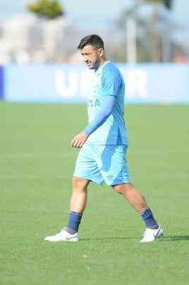 Mano Menezes voltou a fechar treino na Toca da Raposa II e permitiu imagens apenas do aquecimento. O certo  que o treinador voltar a contar com o Cruzeiro ideal diante do Boca Juniors, na quinta-feira, no Mineiro. Todos os atletas esto  disposio para duelo de volta das quartas de final da Libertadores