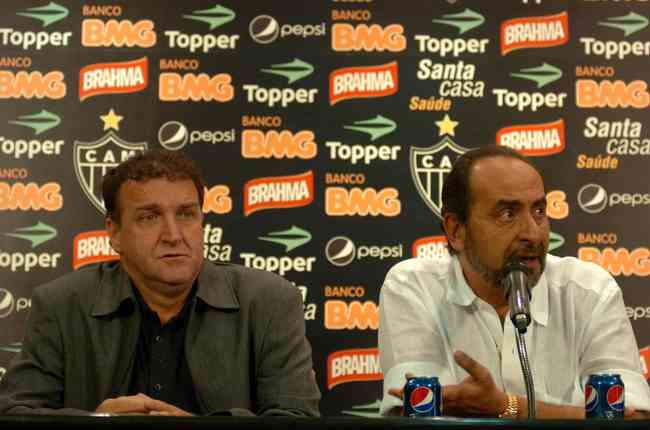 El 8 de agosto de 2011, Cuca fue presentado, junto al expresidente Alexandre Kalil, como técnico del Atl.