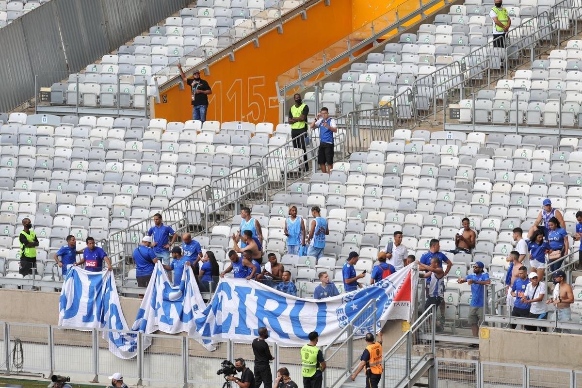 Fotos da torcida do Cruzeiro no clssico contra o Atltico, no Mineiro, pela nona rodada do Campeonato Mineiro