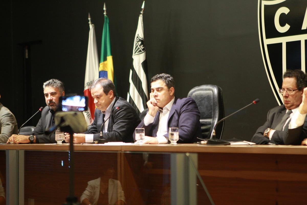 Veja imagens da entrevista coletiva de Srgio Sette Cmara