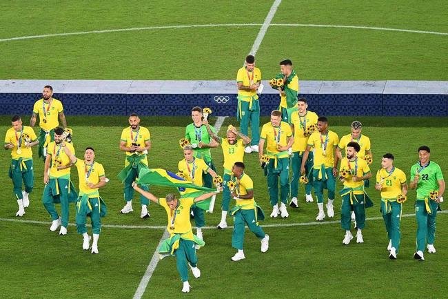 Jogadores da Sele��o Brasileira recebem a medalha de ouro pela conquista ol�mpica no futebol