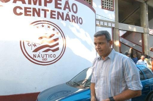 Curiosamente, o atual técnico do Paysandu, adversário que enfrentou o Náutico nas quartas da Série C, o técnico Hélio dos Anjos foi quem comandou a equipe alvirrubra rumo ao acesso à Série A daquele ano