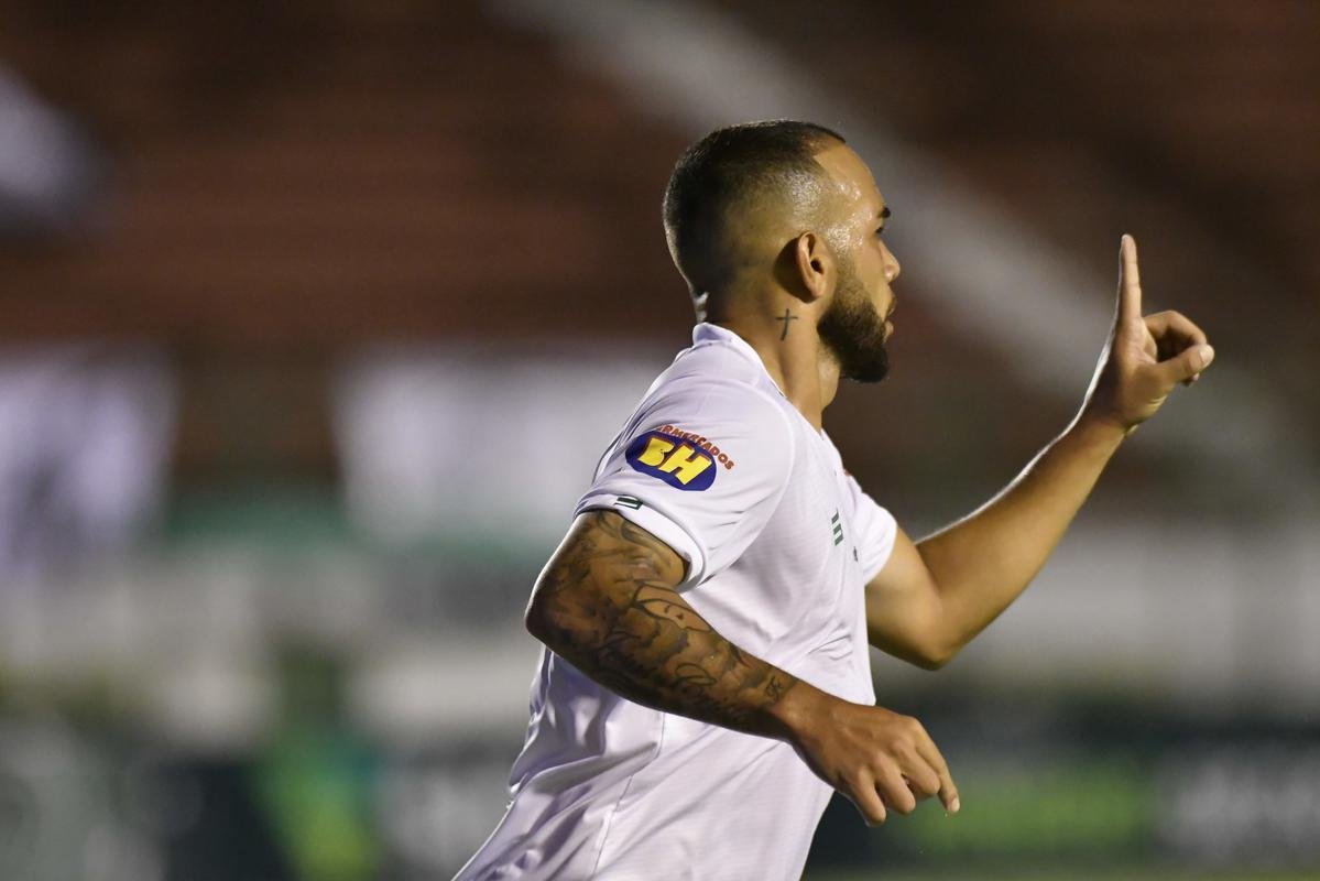 Athletic e Amrica se enfrentaram pela 2 rodada do Campeonato Mineiro de 2021. A partida foi realizada no Estdio Mrio Helnio, em Juiz de Fora, e marcou a estreia do atacante uruguaio Loco Abreu, de 44 anos, com a camisa do Esquadro de Ao.