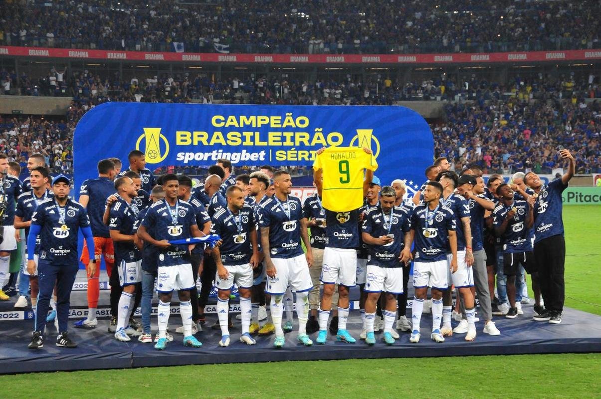 Cruzeiro levanta a taa da Srie B e faz festa no Mineiro