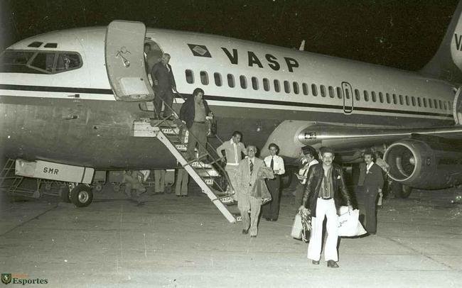 Jogadores do Cruzeiro desembarcam na Pampulha e, em seguida, saem em carro aberto por BH