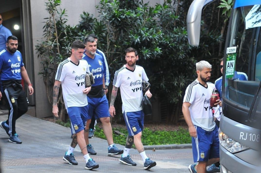 Jogadores da Argentina embarcam rumo ao treino no Independência