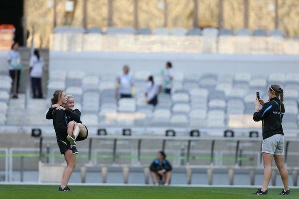 Jogadoras de futebol da Nova Zelndia brincaram e tiraram muitas fotos no Gigante da Pampulha