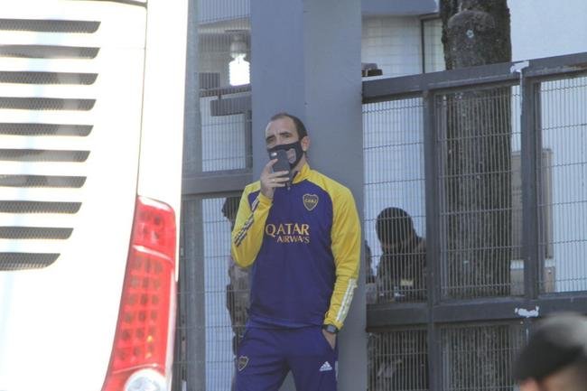 A delegao do Boca Juniors foi liberada da Central de Flagrantes 4  (CEFLAN 4) da Polcia Civil, no bairro Alpio de Melo, regio Noroeste de Belo Horizonte, por volta das 12h desta quarta-feira. Jogadores e membros da comisso tcnica da equipe argentina ficaram na delegacia por cerca de 12 horas para esclarecimentos sobre a confuso no Mineiro aps a eliminao diante do Atltico, nos pnaltis, pelas oitavas de final da Copa Libertadores da Amrica.