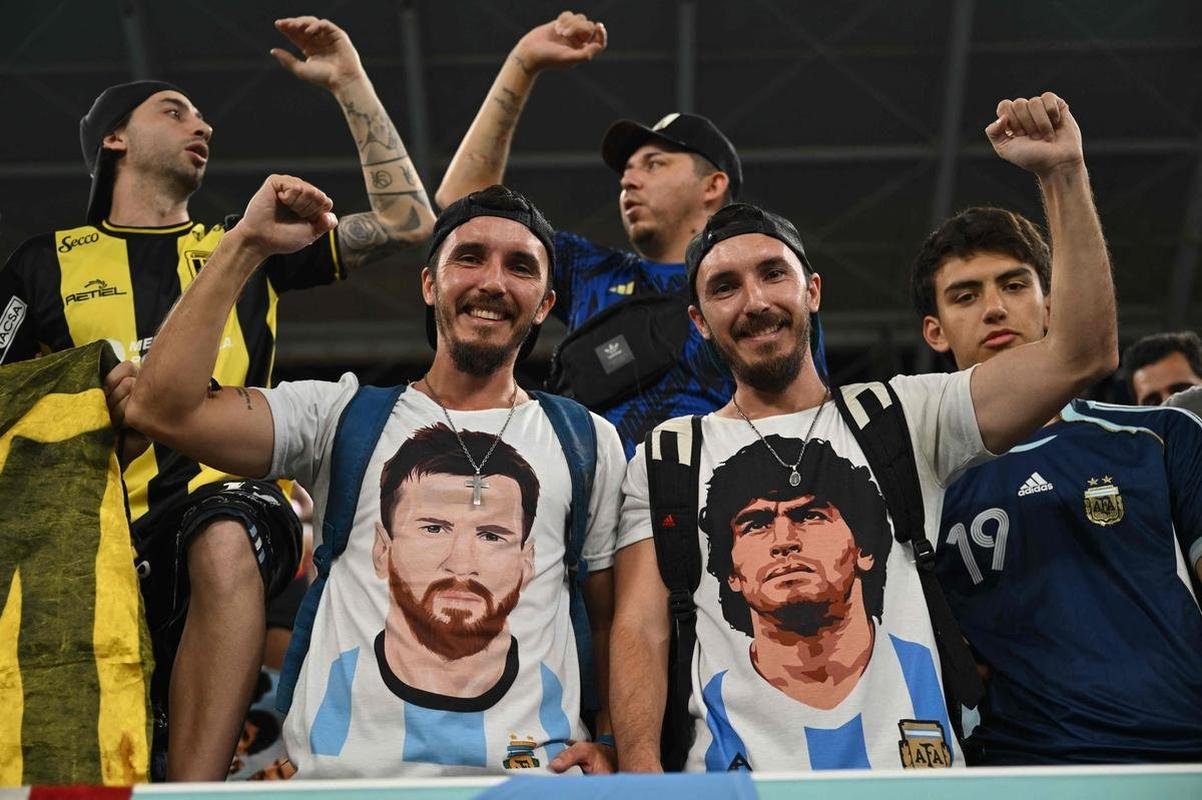 Fotos das torcidas de Argentina e Polnia durante jogo entre as duas selees pelo Grupo C da Copa do Mundo, no Estdio 974, em Doha, no Catar