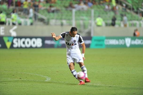 Depois de lances polmicos, Atltico confirmou vitria com gols de Rger Guedes e Ricardo Oliveira