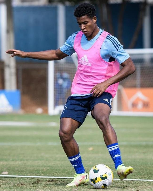 Fotos do treino do Cruzeiro neste domingo, na Toca da Raposa II. As novidades foram as presenas do atacante Rafa Silva, recuperado de incmodo no p direito, e dos recm-contratados Luis Felipe (zagueiro, ex-PSV da Holanda) e Bruno Rodrigues (atacante, ex-Famalico de Portugal)