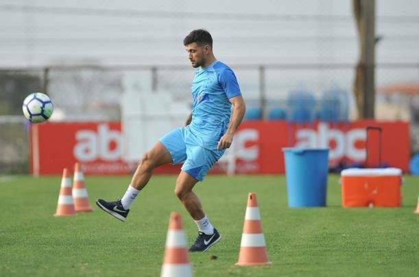 Meia uruguaio De Arrascaeta treinou e est nos planos de Mano para jogo contra o Palmeiras