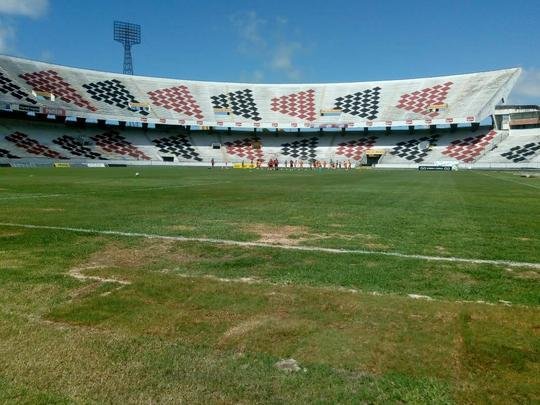 Gramado do Arruda apresentou melhora, mas ainda está longe do ideal para receber o Clássico das Emoções