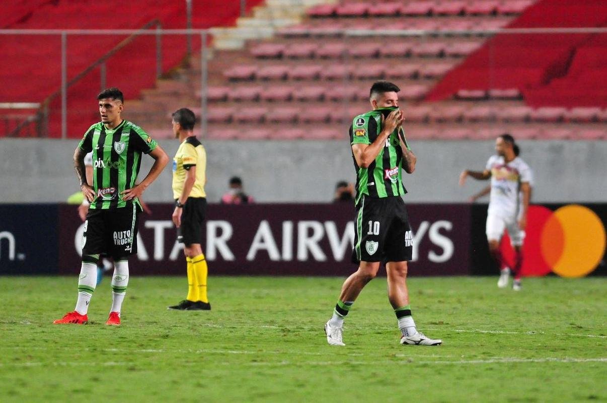 Desolao dos jogadores do Amrica, no Independncia, com a derrota por 3 a 2 para o Tolima, de virada, pela terceira rodada do Grupo D da Copa Libertadores. Coelho esteve  frente do placar duas vezes, mas permitiu reao dos colombianos no Horto. Situao do time mineiro  complicada na competio.
