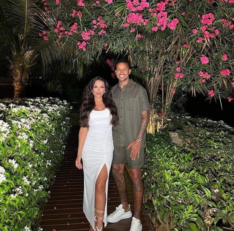 Volante Jair com a noiva em Fernando de Noronha