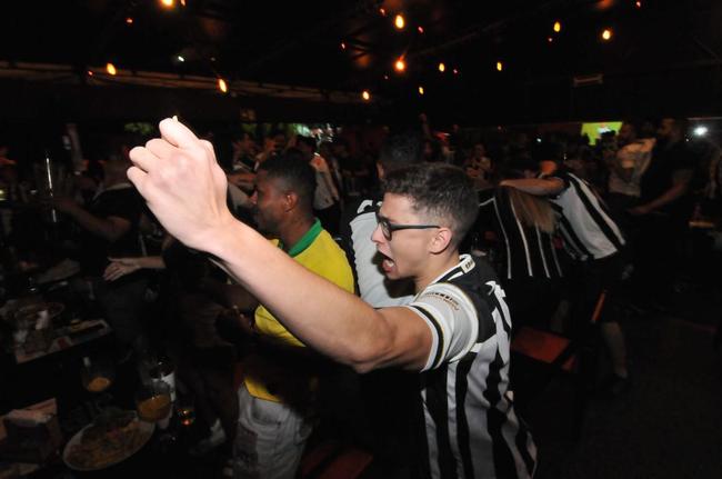 Torcedores do Atlético acompanham a partida contra o Palmeiras em alguns bares de Belo Horizonte