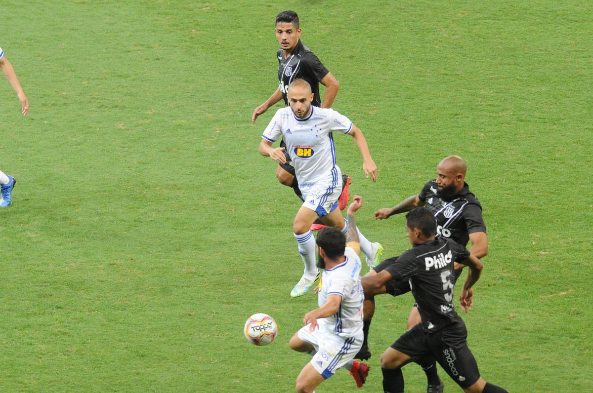 Ainda no primeiro tempo, Cruzeiro ampliou com gol de Arthur Caike