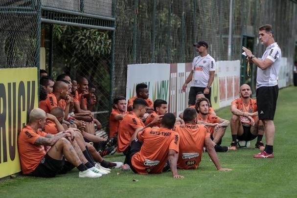 Atlético treina com Victor e Jair em campo; veja fotos