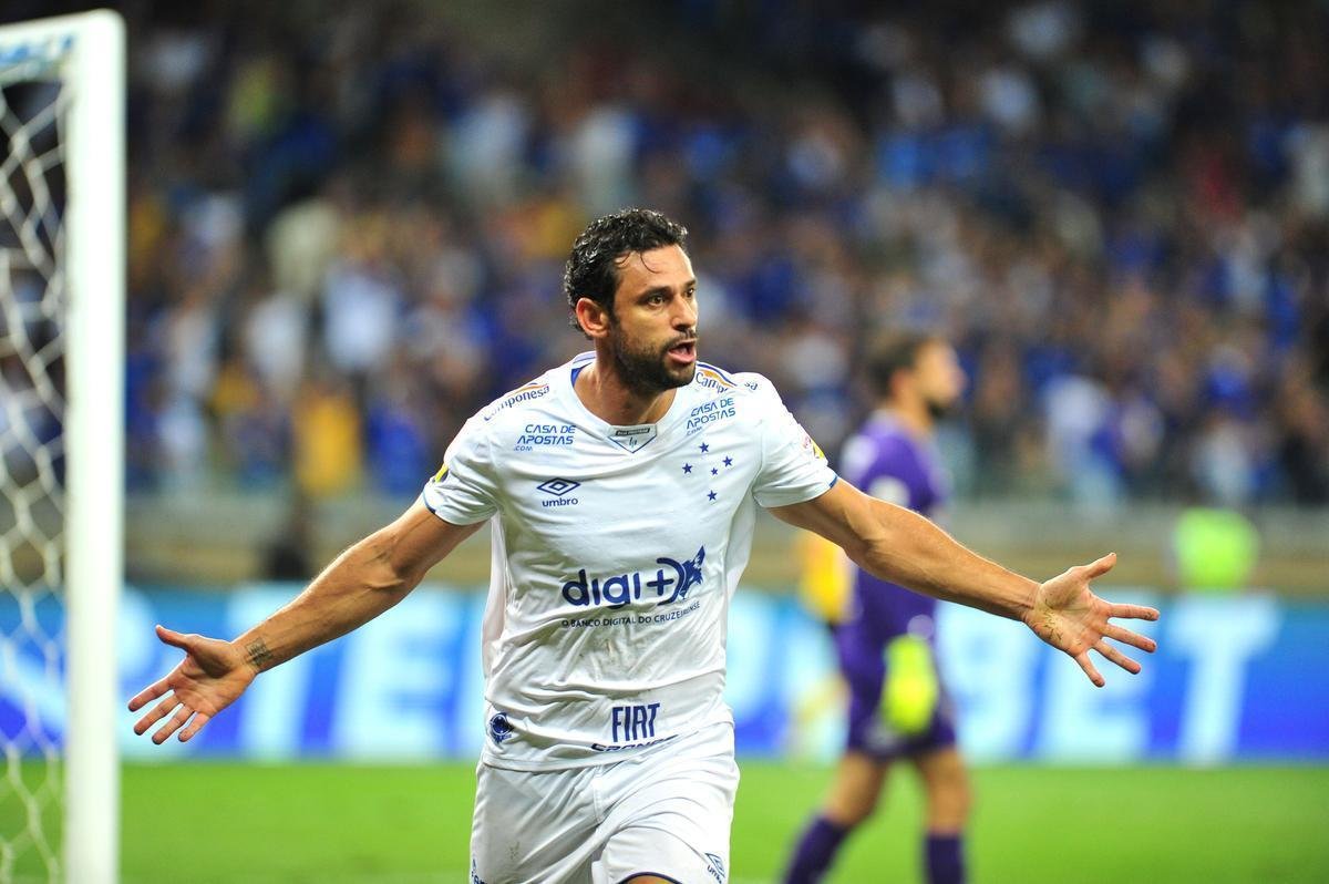 Aos seis minutos, Fred marcou o gol do Cruzeiro depois de assistncia de Egdio, mas arbitragem anulou alegando falta de Robinho na origem da jogada