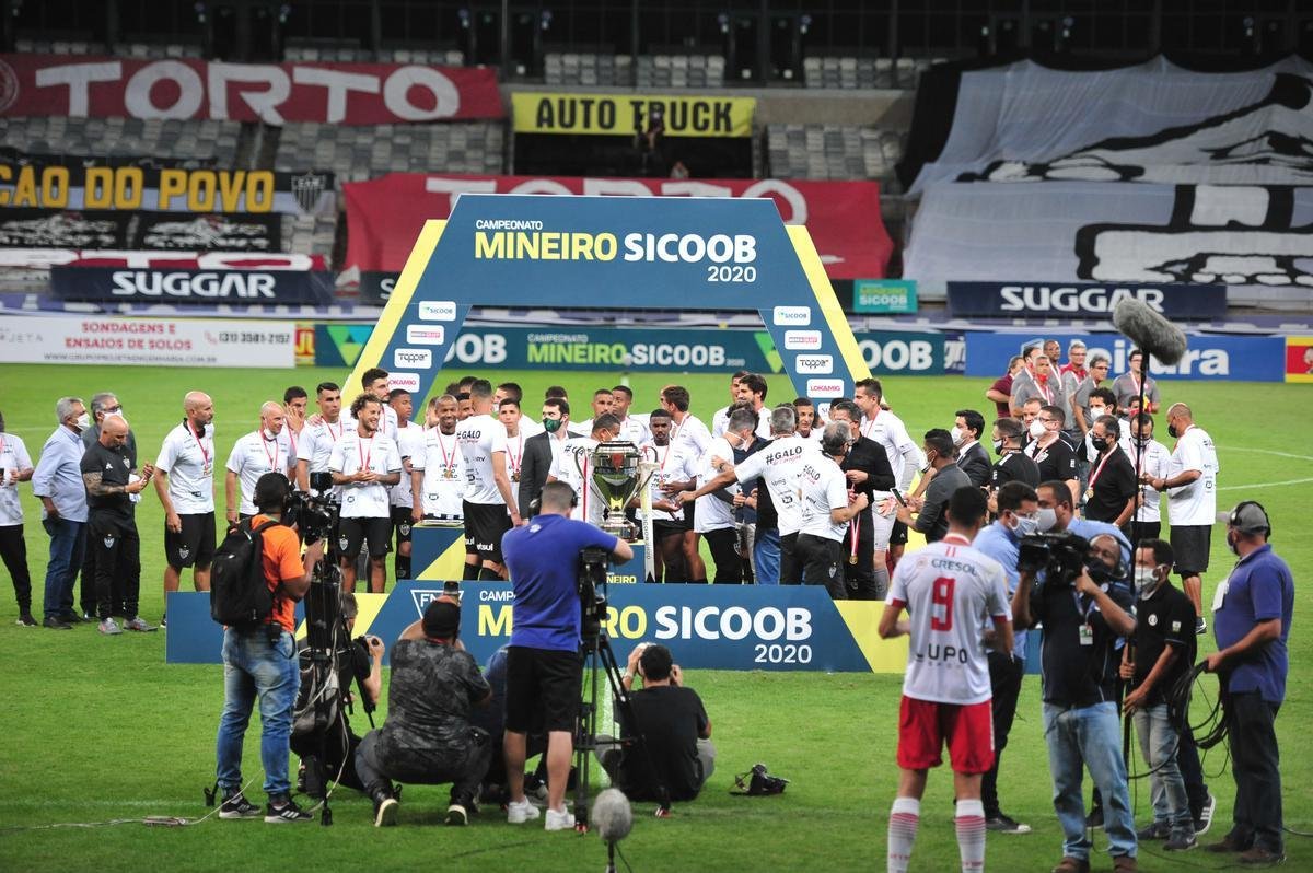 Atltico ergue a taa de campeo mineiro de 2020; na comemorao, tcnico Jorge Sampaoli  carregado pelos jogadores no Mineiro