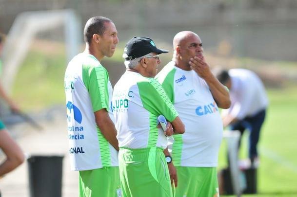 Técnico acompanhou treinamento regenerativo do elenco nesta segunda-feira