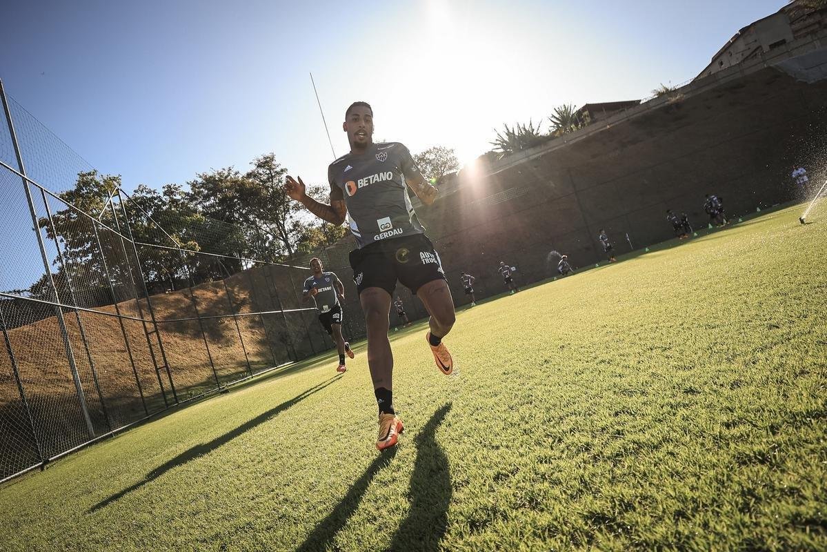 Nesta tera-feira (26), Cuca foi apresentado como treinador do Atltico - pela terceira vez na carreira. Primeiro, foi saudado pelo diretor de futebol Rodrigo Caetano e concedeu entrevista coletiva na sala de imprensa da Cidade do Galo. Depois, comandou o primeiro treino com o elenco no CT, j pensando no confronto contra o Internacional, pelo Campeonato Brasileiro.