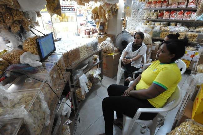 No Mercado Central, em BH, torcedores assistem ao jogo do Brasil contra a Sua pelo Grupo G da Copa do Mundo, no Catar