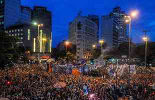 Mais de 20 mil cruzeirenses gritaram junto com zagueiro Ded: 'Praa 7 virou Praa 6!'. Nmero  alusivo  quantidade de ttulos da Copa do Brasil