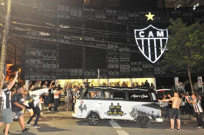 Fotos da festa e do buzinao da torcida do Atltico em frente  sede do clube, no bairro de Lourdes, em BH. Centenas de pessoas foram ao local para festejar, de forma antecipada, o ttulo brasileiro de 2021