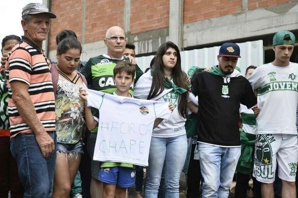 Pela última rodada do Campeonato Brasileiro, a Chapecoense receberia o Atlético na Arena Condá. Com a tragédia envolvendo a delegação da equipe catarinense, a rodada deste fim de semana não aconteceu, sendo adiada para o próximo. Solidário à Chape, que, além de perder jogadores e comissão técnica, não possui condições psicológicas para entrar em campo, o Atlético se pronunciou contra a realização da partida