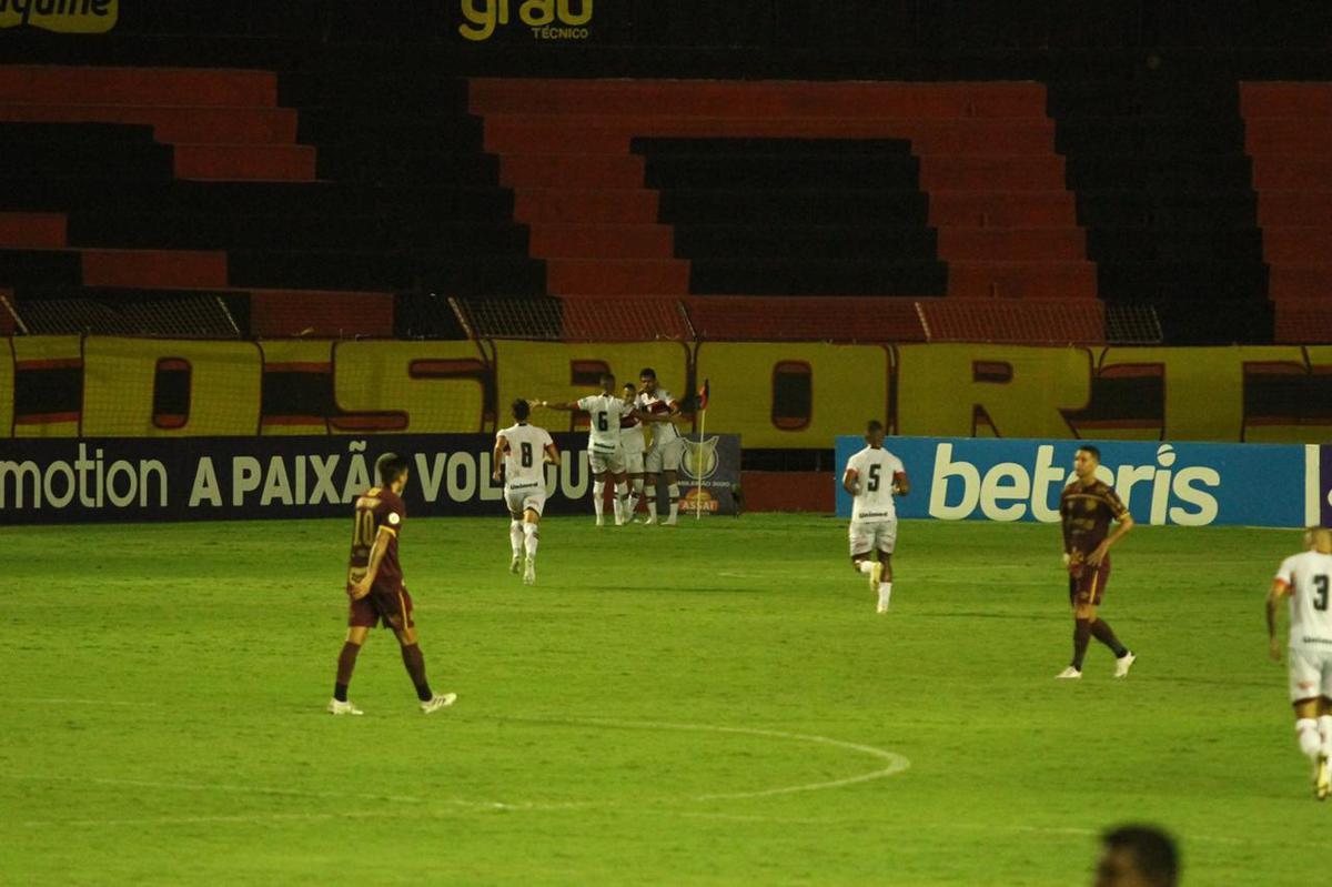 Equipes se enfrentaram no fechamento da rodada nesta segunda-feira na Ilha do Retiro