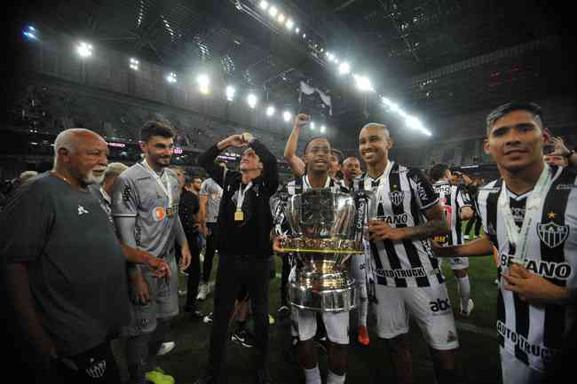 Atlético ergue a taça e festeja bi da Copa do Brasil