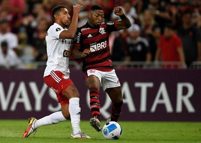 4) Marinho sofreu 721 faltas em 203 jogos 