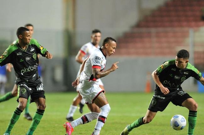 Fotos do jogo entre Amrica e Atltico-GO, no Independncia, em BH, pela 33 rodada do Campeonato Brasileiro de 2021