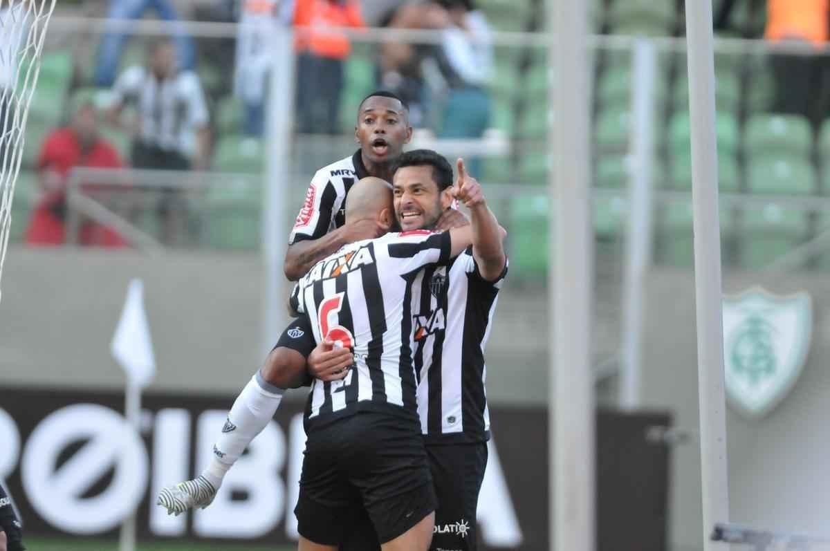 Ainda no primeiro tempo, o Atltico virou, com gols de Cazares, de falta, e Fred: 2 a 1